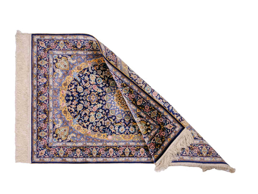 Sehr feiner, handgeknüpfter Khademi Orientteppich mit Ghom Design aus reiner Seide, blau, gelb. 95x62 cm. Vertrieb durch Jupiter Intl.
