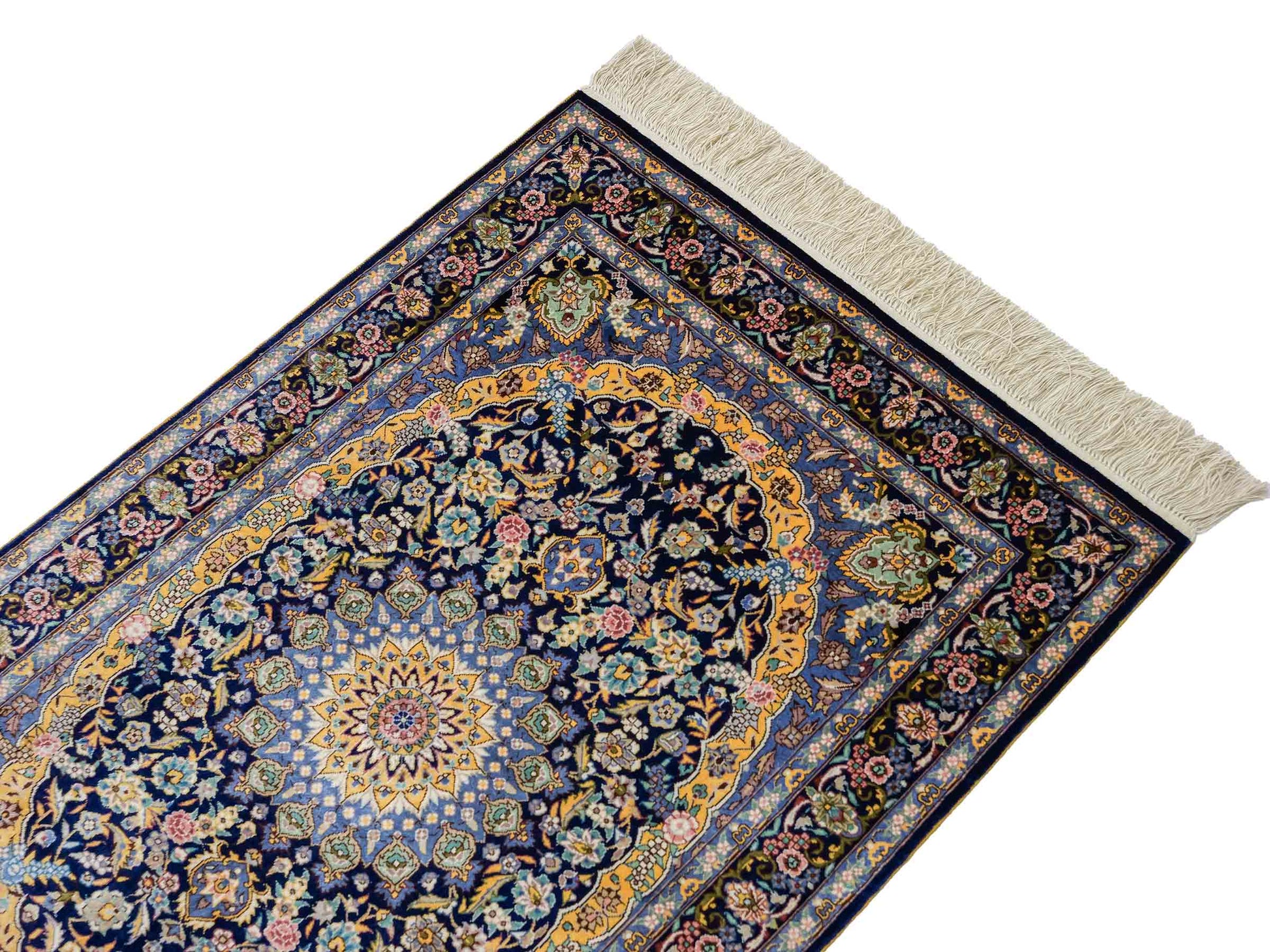 Sehr feiner, handgeknüpfter Khademi Orientteppich mit Ghom Design aus reiner Seide, blau, gelb. 95x62 cm. Vertrieb durch Jupiter Intl.