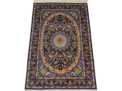 Sehr feiner, handgeknüpfter Khademi Orientteppich mit Ghom Design aus reiner Seide, blau, gelb. 95x62 cm. Vertrieb durch Jupiter Intl.