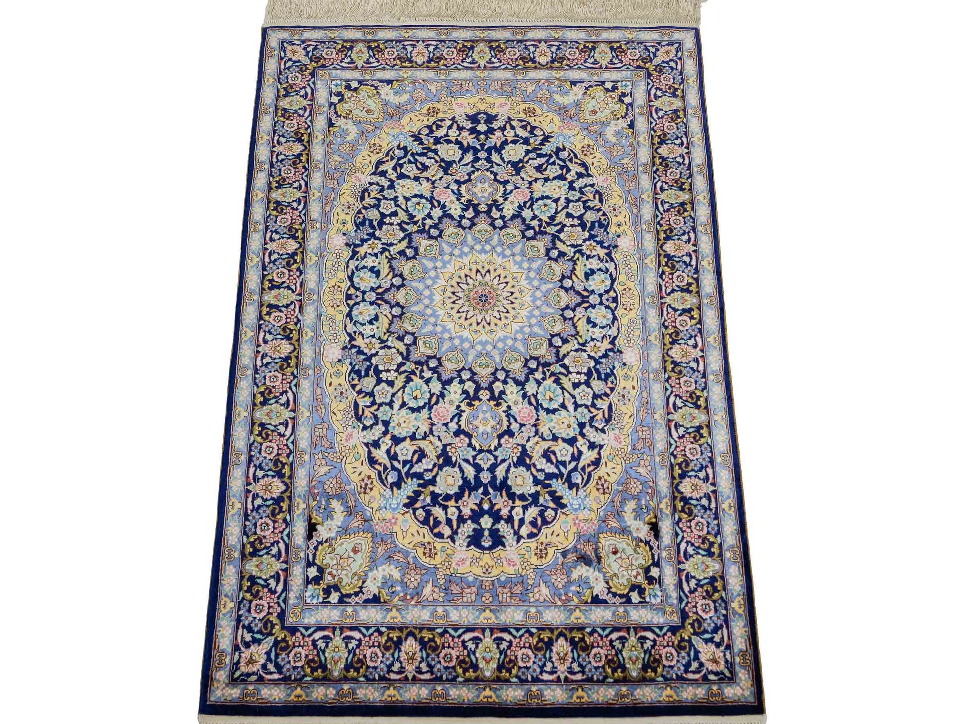 Sehr feiner, handgeknüpfter Khademi Orientteppich mit Ghom Design aus reiner Seide, blau, gelb. 95x62 cm. Vertrieb durch Jupiter Intl.
