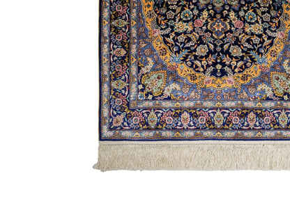 Sehr feiner, handgeknüpfter Khademi Orientteppich mit Ghom Design aus reiner Seide, blau, gelb. 95x62 cm. Vertrieb durch Jupiter Intl.