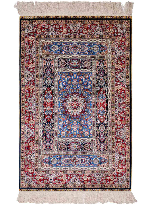 Sehr feiner, handgeknüpfter Khademi Orientteppich mit Ghom Design aus reiner Seide, blau, multicolor. 95x62 cm. Vertrieb durch Jupiter Intl.