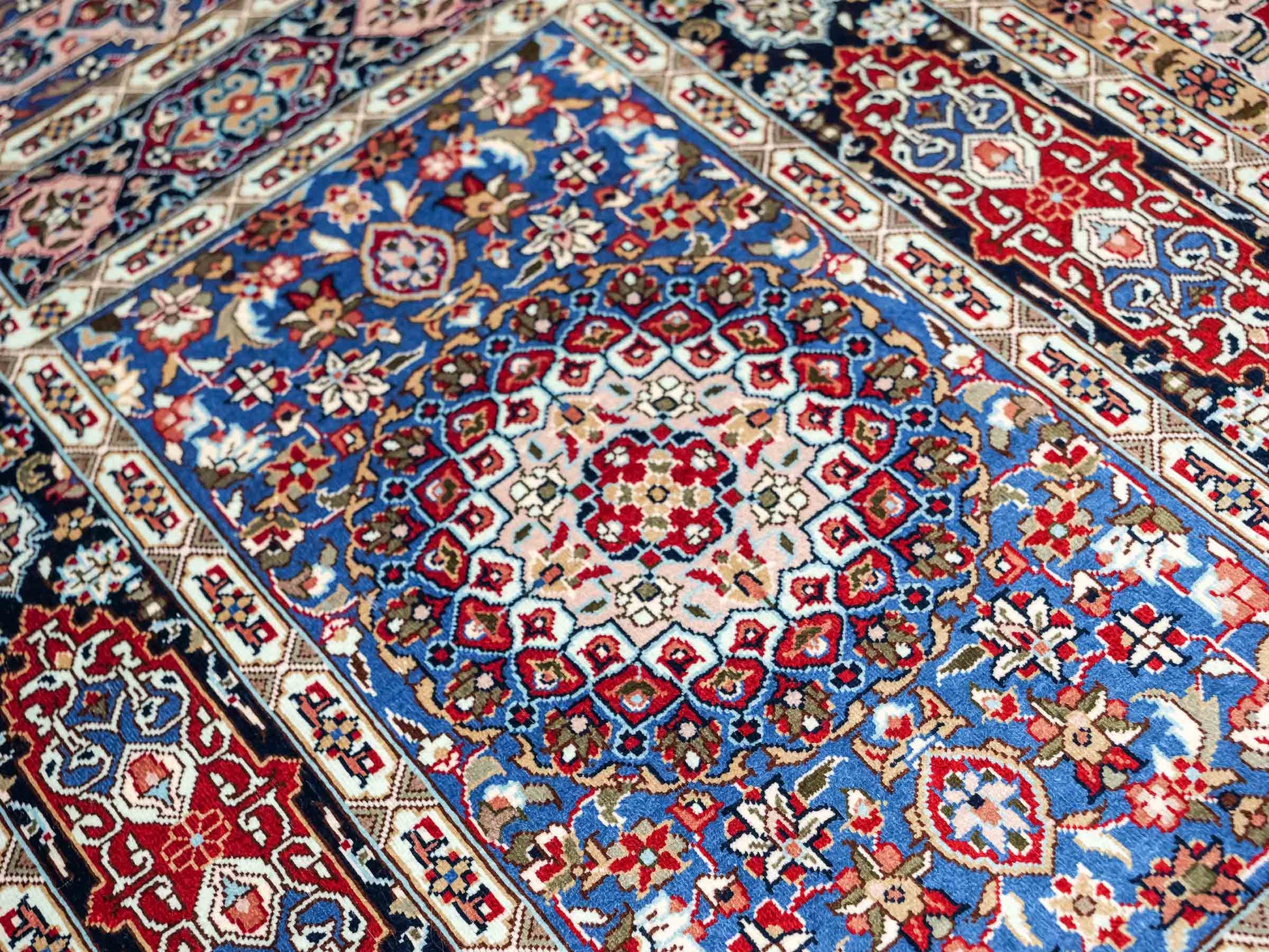 Sehr feiner, handgeknüpfter Khademi Orientteppich mit Ghom Design aus reiner Seide, blau, multicolor. 95x62 cm. Vertrieb durch Jupiter Intl.