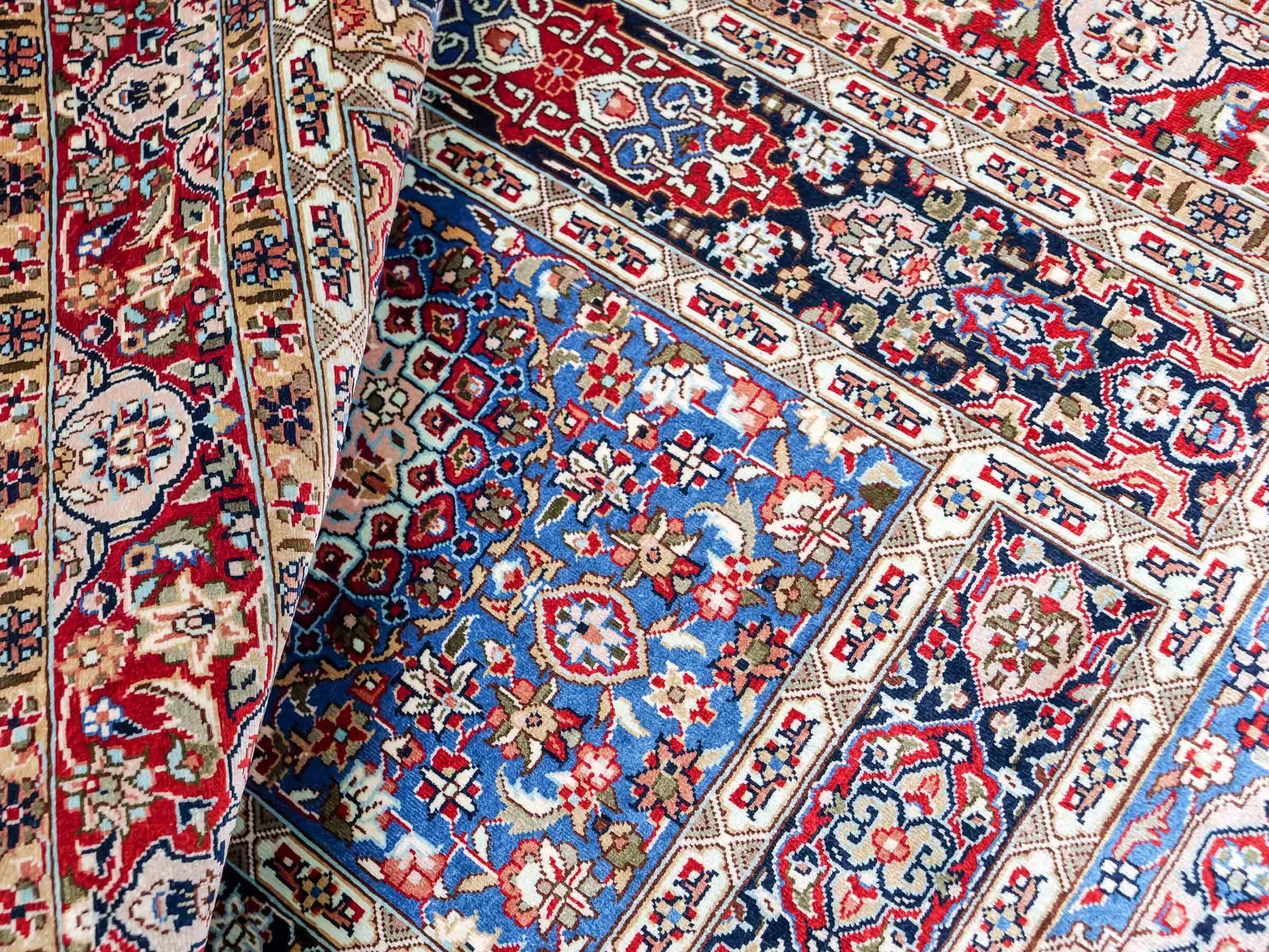 Sehr feiner, handgeknüpfter Khademi Orientteppich mit Ghom Design aus reiner Seide, blau, multicolor. 95x62 cm. Vertrieb durch Jupiter Intl.