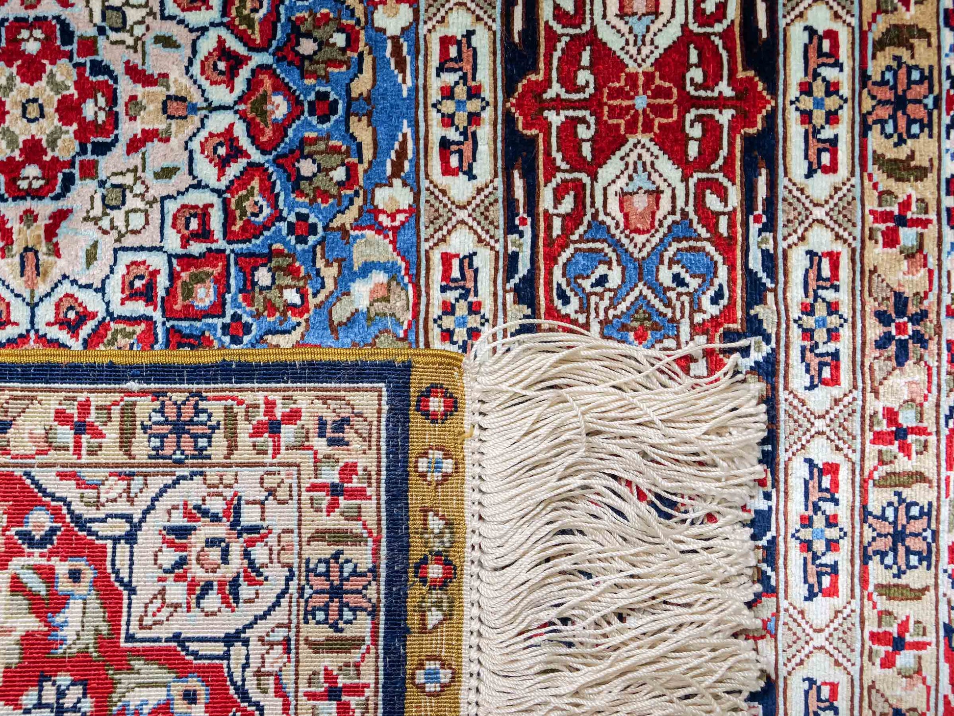 Sehr feiner, handgeknüpfter Khademi Orientteppich mit Ghom Design aus reiner Seide, blau, multicolor. 95x62 cm. Vertrieb durch Jupiter Intl.