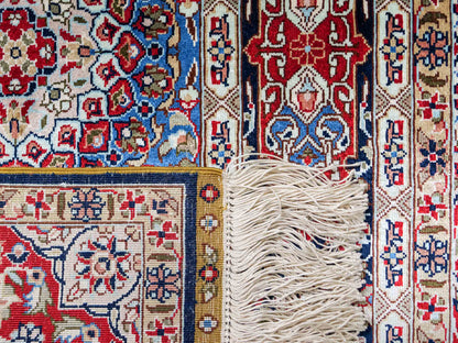 Sehr feiner, handgeknüpfter Khademi Orientteppich mit Ghom Design aus reiner Seide, blau, multicolor. 95x62 cm. Vertrieb durch Jupiter Intl.