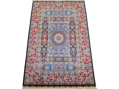 Sehr feiner, handgeknüpfter Khademi Orientteppich mit Ghom Design aus reiner Seide, blau, multicolor. 95x62 cm. Vertrieb durch Jupiter Intl.