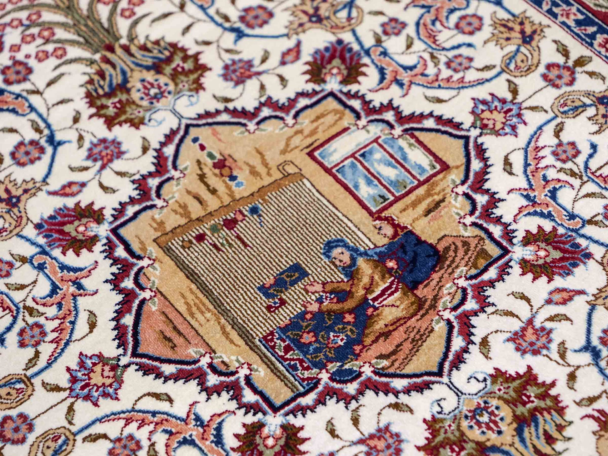 Sehr feiner, handgeknüpfter Khademi Orientteppich mit Ghom Design aus reiner Seide, creme, weiß, rot. 95x63 cm. Vertrieb durch Jupiter Intl.