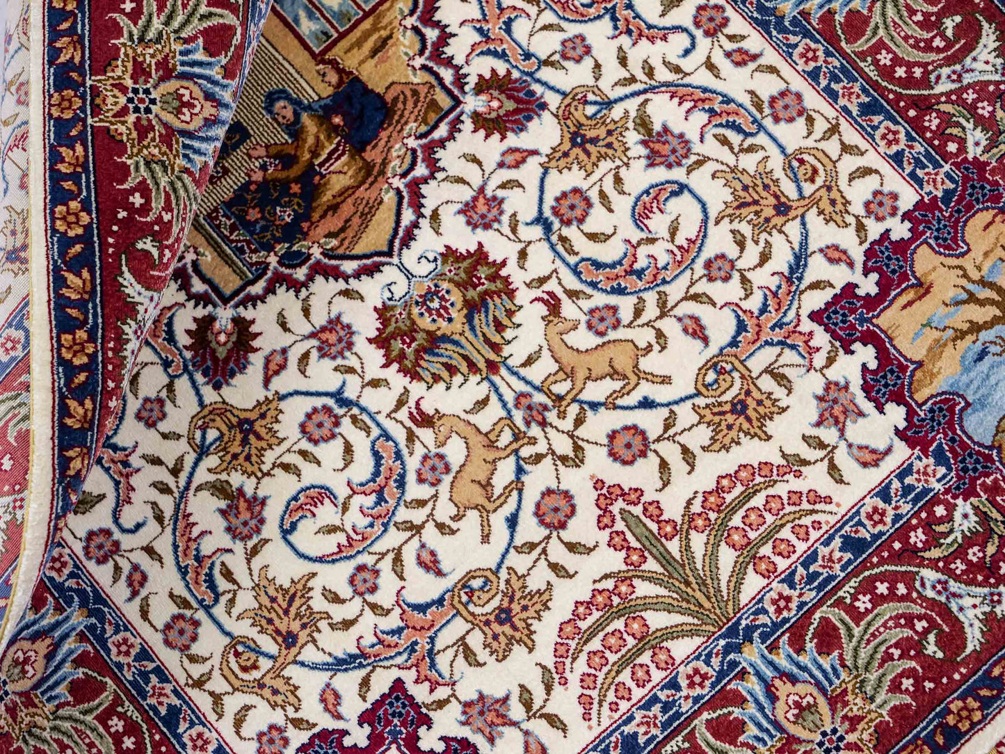 Sehr feiner, handgeknüpfter Khademi Orientteppich mit Ghom Design aus reiner Seide, creme, weiß, rot. 95x63 cm. Vertrieb durch Jupiter Intl.
