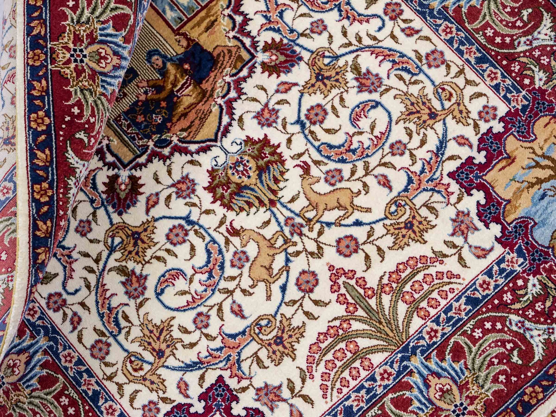 Sehr feiner, handgeknüpfter Khademi Orientteppich mit Ghom Design aus reiner Seide, creme, weiß, rot. 95x63 cm. Vertrieb durch Jupiter Intl.
