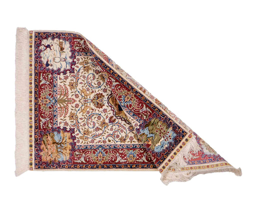Sehr feiner, handgeknüpfter Khademi Orientteppich mit Ghom Design aus reiner Seide, creme, weiß, rot. 95x63 cm. Vertrieb durch Jupiter Intl.