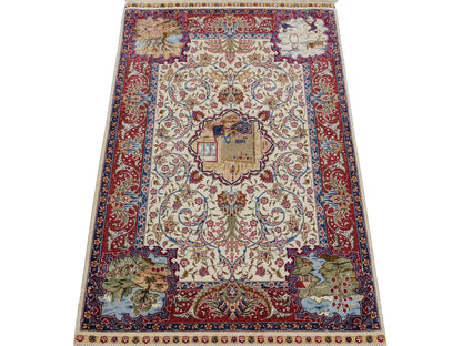 Sehr feiner, handgeknüpfter Khademi Orientteppich mit Ghom Design aus reiner Seide, creme, weiß, rot. 95x63 cm. Vertrieb durch Jupiter Intl.