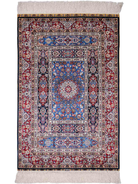 Sehr feiner, handgeknüpfter Khademi Orientteppich mit Ghom Design aus reiner Seide, blau,  multicolor. 96x62 cm. Vertrieb durch Jupiter Intl.