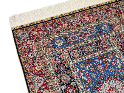 Sehr feiner, handgeknüpfter Khademi Orientteppich mit Ghom Design aus reiner Seide, blau,  multicolor. 96x62 cm. Vertrieb durch Jupiter Intl.