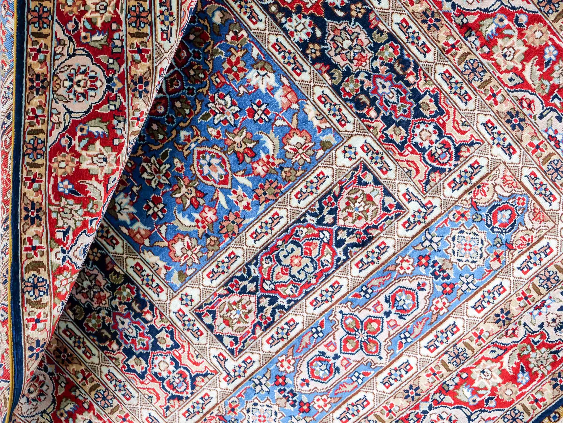 Sehr feiner, handgeknüpfter Khademi Orientteppich mit Ghom Design aus reiner Seide, blau,  multicolor. 96x62 cm. Vertrieb durch Jupiter Intl.