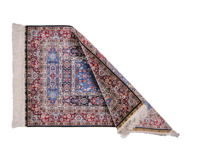 Sehr feiner, handgeknüpfter Khademi Orientteppich mit Ghom Design aus reiner Seide, blau,  multicolor. 96x62 cm. Vertrieb durch Jupiter Intl.