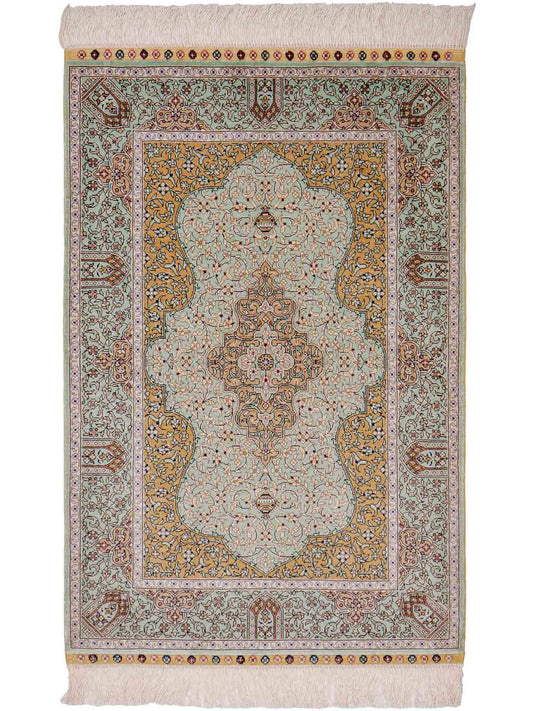 Sehr feiner, handgeknüpfter Khademi Orientteppich mit Ghom Design aus reiner Seide, blau, gelb. 97x63 cm. Vertrieb durch Jupiter Intl.