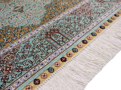 Sehr feiner, handgeknüpfter Khademi Orientteppich mit Ghom Design aus reiner Seide, blau, gelb. 97x63 cm. Vertrieb durch Jupiter Intl.