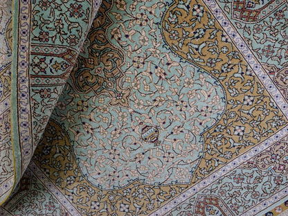 Sehr feiner, handgeknüpfter Khademi Orientteppich mit Ghom Design aus reiner Seide, blau, gelb. 97x63 cm. Vertrieb durch Jupiter Intl.