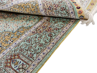 Sehr feiner, handgeknüpfter Khademi Orientteppich mit Ghom Design aus reiner Seide, blau, gelb. 97x63 cm. Vertrieb durch Jupiter Intl.