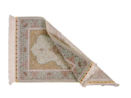 Sehr feiner, handgeknüpfter Khademi Orientteppich mit Ghom Design aus reiner Seide, blau, gelb. 97x63 cm. Vertrieb durch Jupiter Intl.