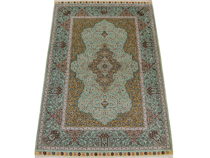 Sehr feiner, handgeknüpfter Khademi Orientteppich mit Ghom Design aus reiner Seide, blau, gelb. 97x63 cm. Vertrieb durch Jupiter Intl.