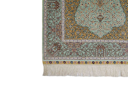 Sehr feiner, handgeknüpfter Khademi Orientteppich mit Ghom Design aus reiner Seide, blau, gelb. 97x63 cm. Vertrieb durch Jupiter Intl.