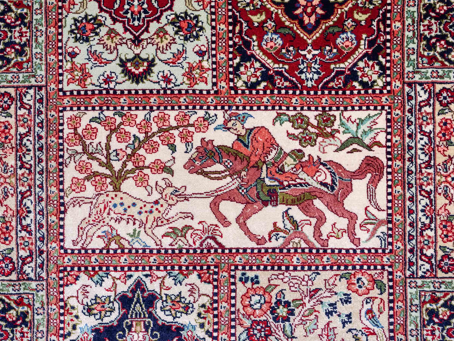Sehr feiner, handgeknüpfter Khademi Orientteppich mit Ghom Design aus reiner Seide, rot, multicolor. 97x64 cm. Vertrieb durch Jupiter Intl.