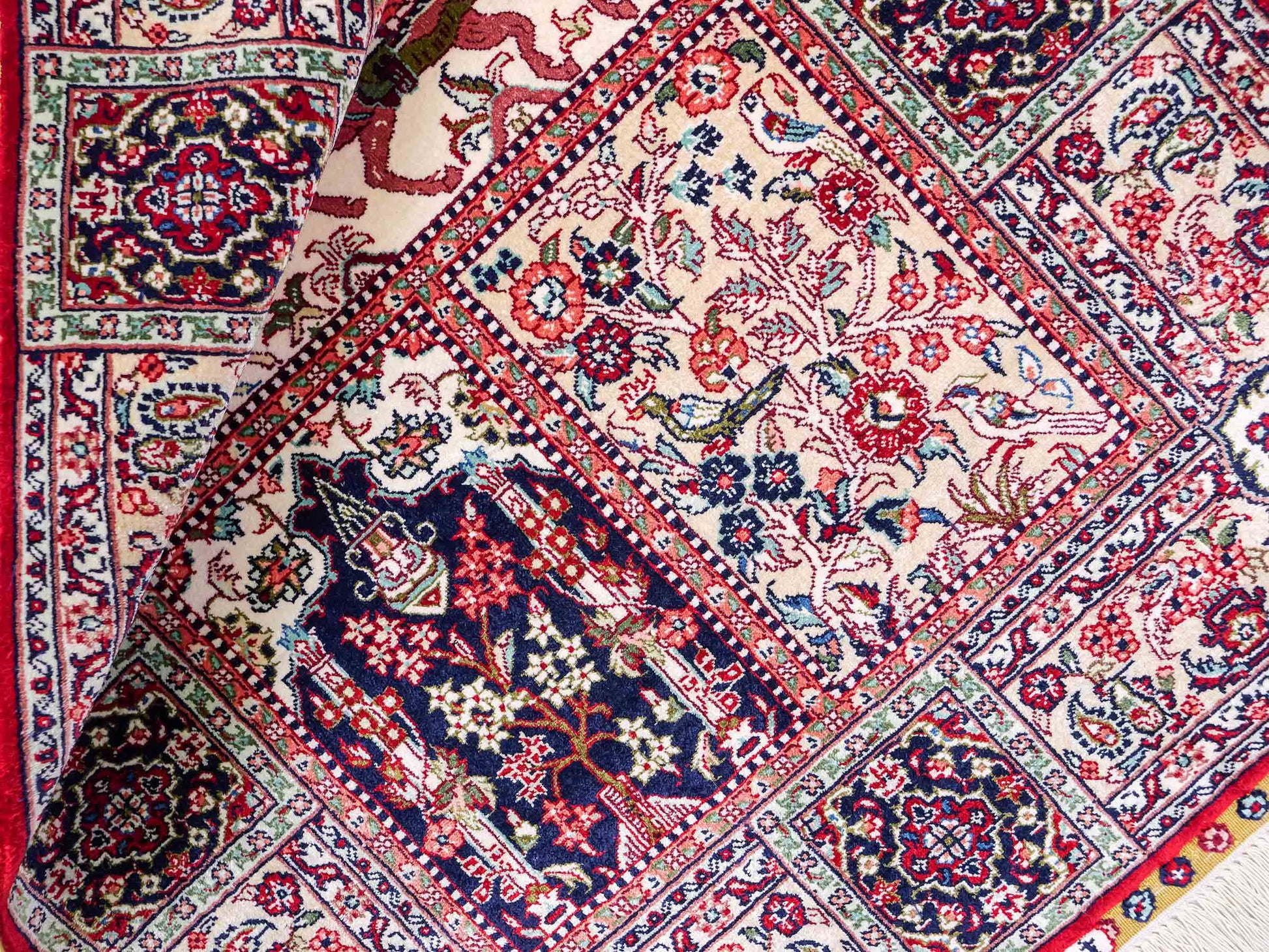 Sehr feiner, handgeknüpfter Khademi Orientteppich mit Ghom Design aus reiner Seide, rot, multicolor. 97x64 cm. Vertrieb durch Jupiter Intl.