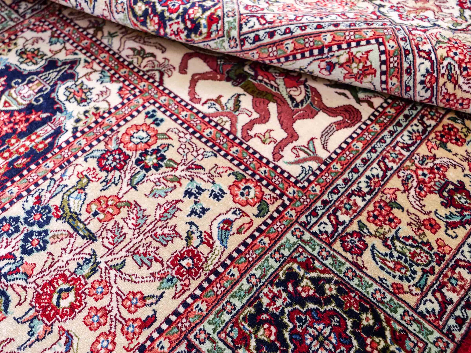 Sehr feiner, handgeknüpfter Khademi Orientteppich mit Ghom Design aus reiner Seide, rot, multicolor. 97x64 cm. Vertrieb durch Jupiter Intl.