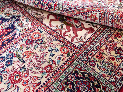 Sehr feiner, handgeknüpfter Khademi Orientteppich mit Ghom Design aus reiner Seide, rot, multicolor. 97x64 cm. Vertrieb durch Jupiter Intl.