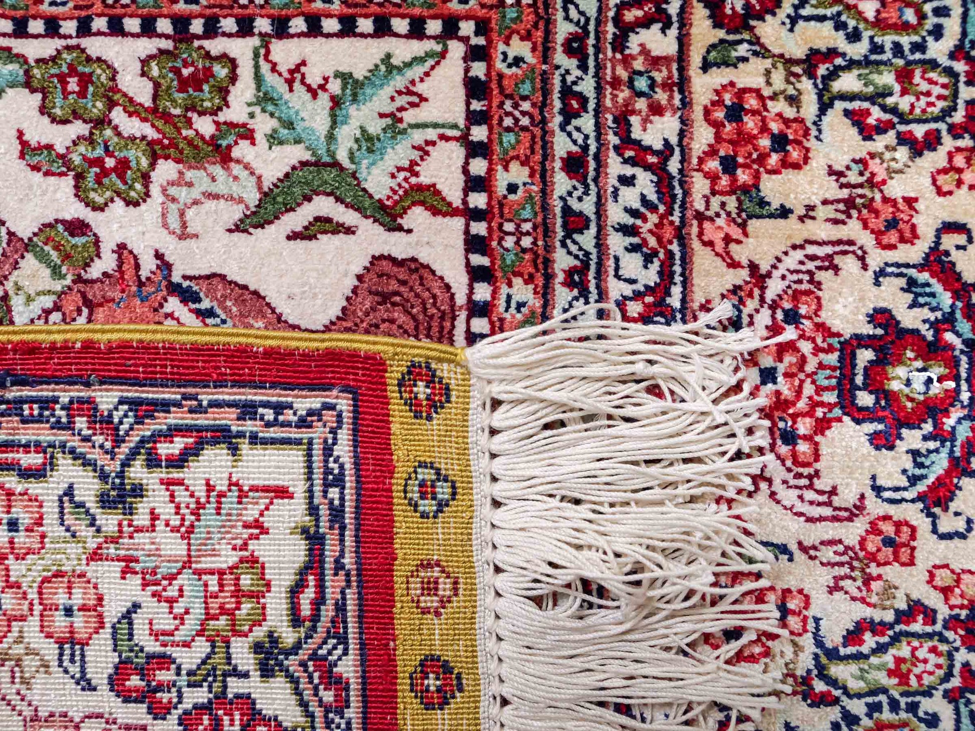 Sehr feiner, handgeknüpfter Khademi Orientteppich mit Ghom Design aus reiner Seide, rot, multicolor. 97x64 cm. Vertrieb durch Jupiter Intl.