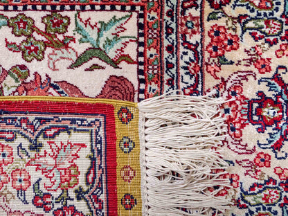 Sehr feiner, handgeknüpfter Khademi Orientteppich mit Ghom Design aus reiner Seide, rot, multicolor. 97x64 cm. Vertrieb durch Jupiter Intl.