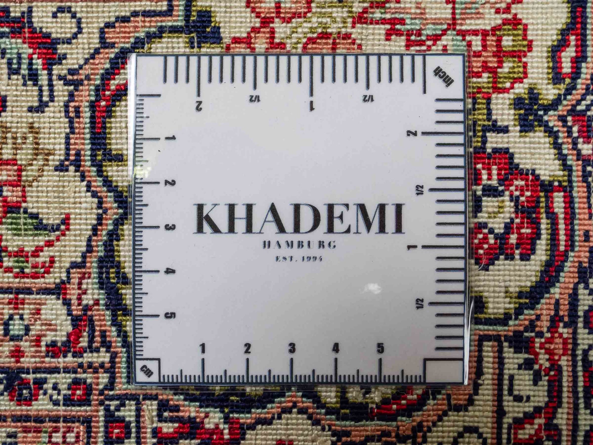 Sehr feiner, handgeknüpfter Khademi Orientteppich mit Ghom Design aus reiner Seide, rot, multicolor. 97x64 cm. Vertrieb durch Jupiter Intl.