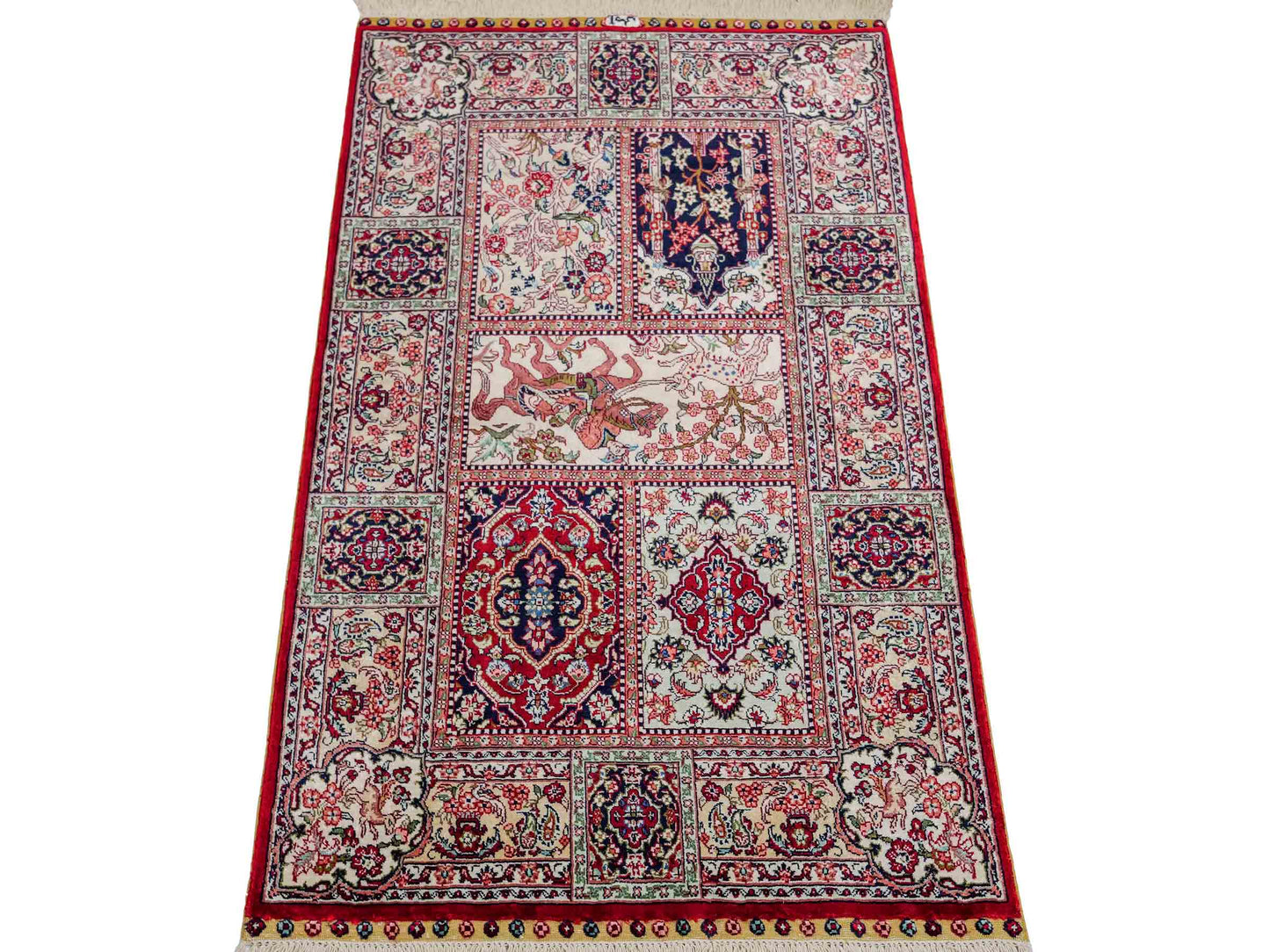 Sehr feiner, handgeknüpfter Khademi Orientteppich mit Ghom Design aus reiner Seide, rot, multicolor. 97x64 cm. Vertrieb durch Jupiter Intl.