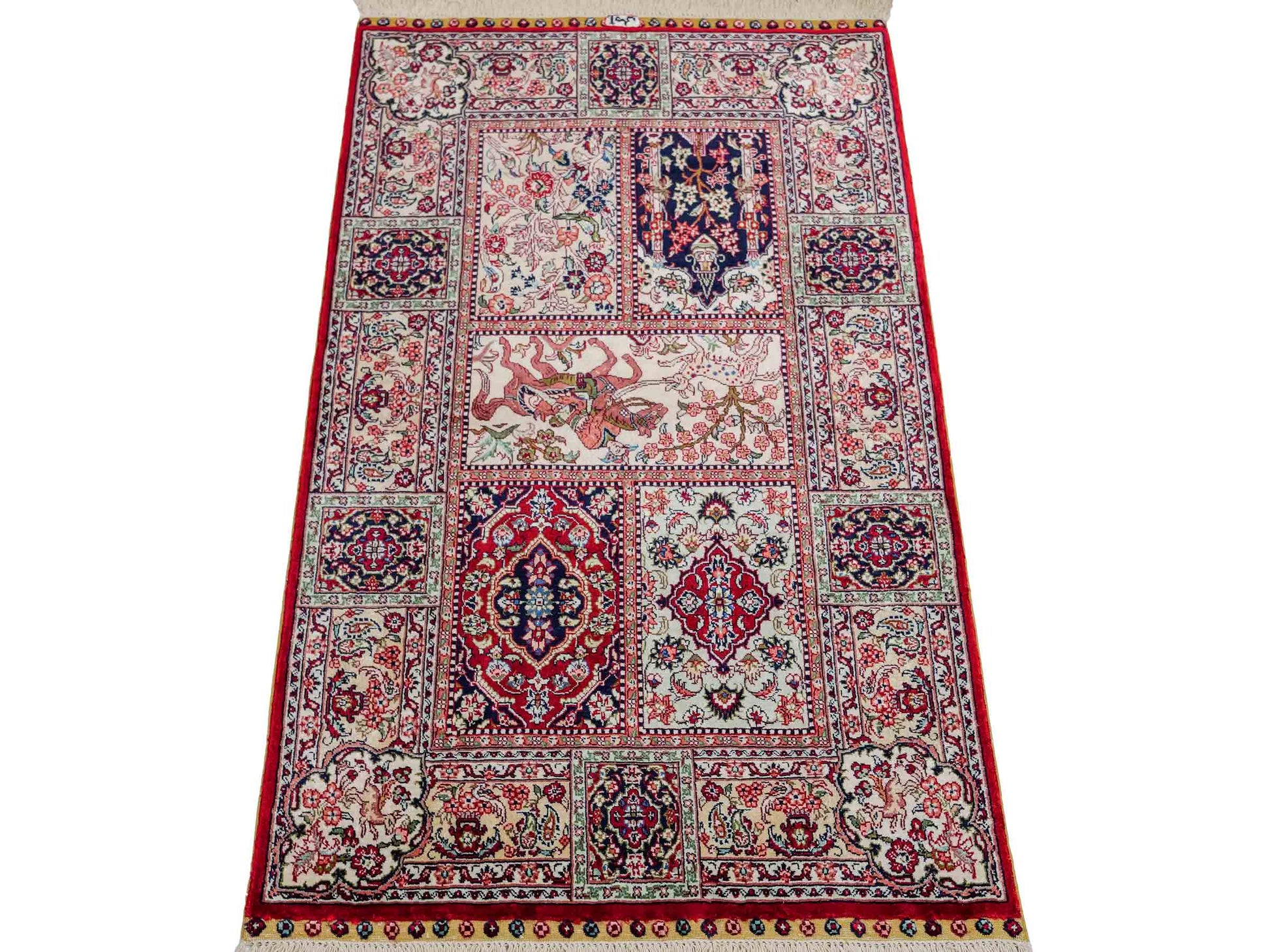 Sehr feiner, handgeknüpfter Khademi Orientteppich mit Ghom Design aus reiner Seide, rot, multicolor. 97x64 cm. Vertrieb durch Jupiter Intl.