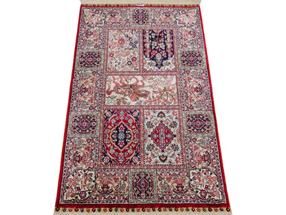 Sehr feiner, handgeknüpfter Khademi Orientteppich mit Ghom Design aus reiner Seide, rot, multicolor. 97x64 cm. Vertrieb durch Jupiter Intl.