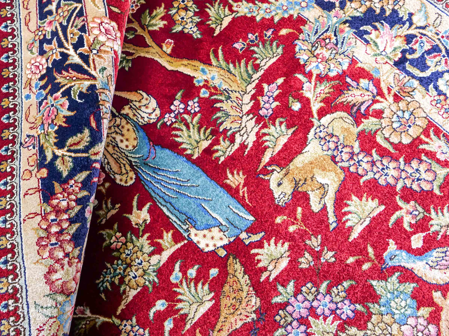 Sehr feiner, handgeknüpfter Khademi Orientteppich mit Hereke Design aus reiner Seide, rot, blau. Vertrieb durch Jupiter Intl.