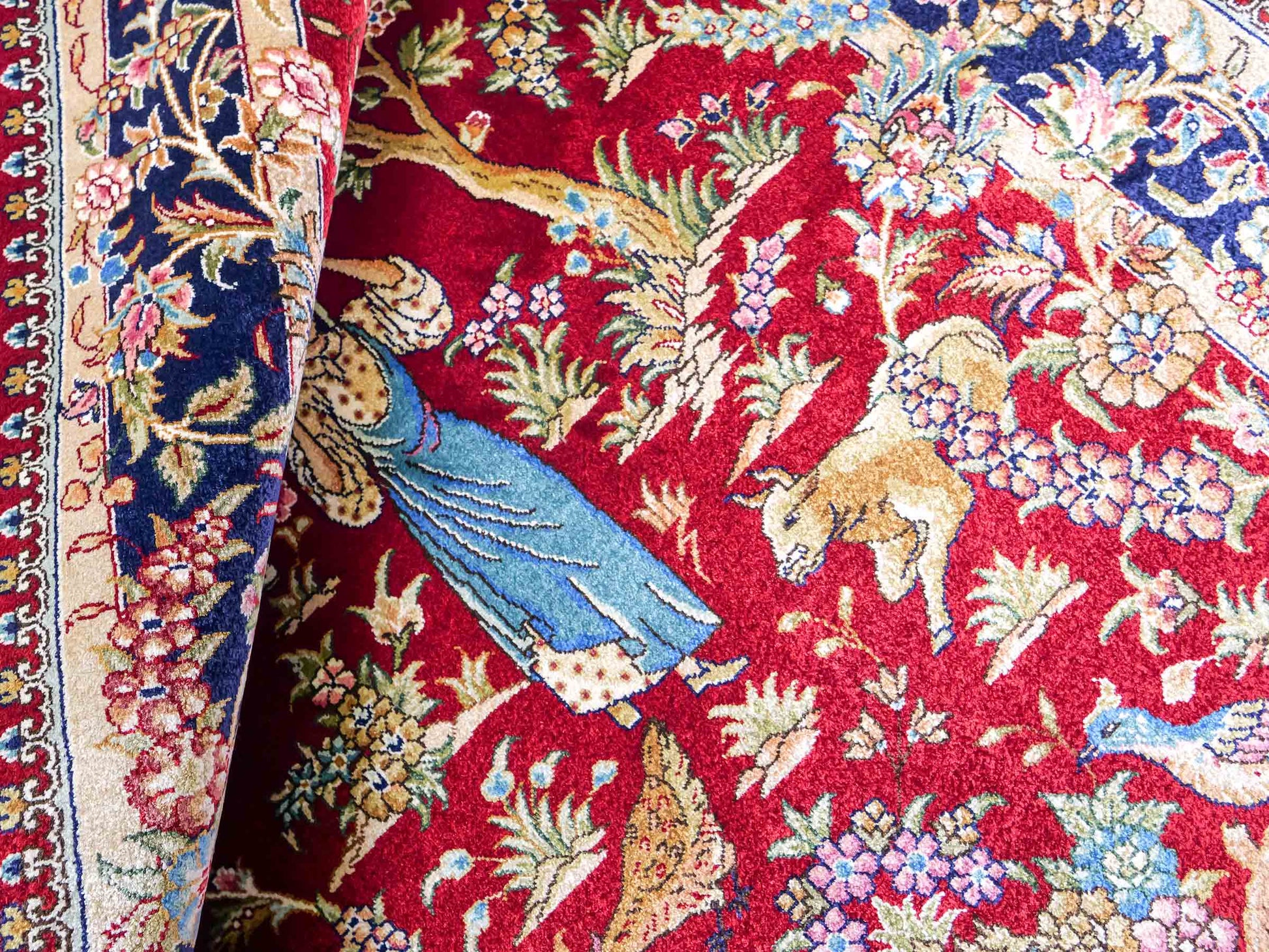 Sehr feiner, handgeknüpfter Khademi Orientteppich mit Hereke Design aus reiner Seide, rot, blau. Vertrieb durch Jupiter Intl.