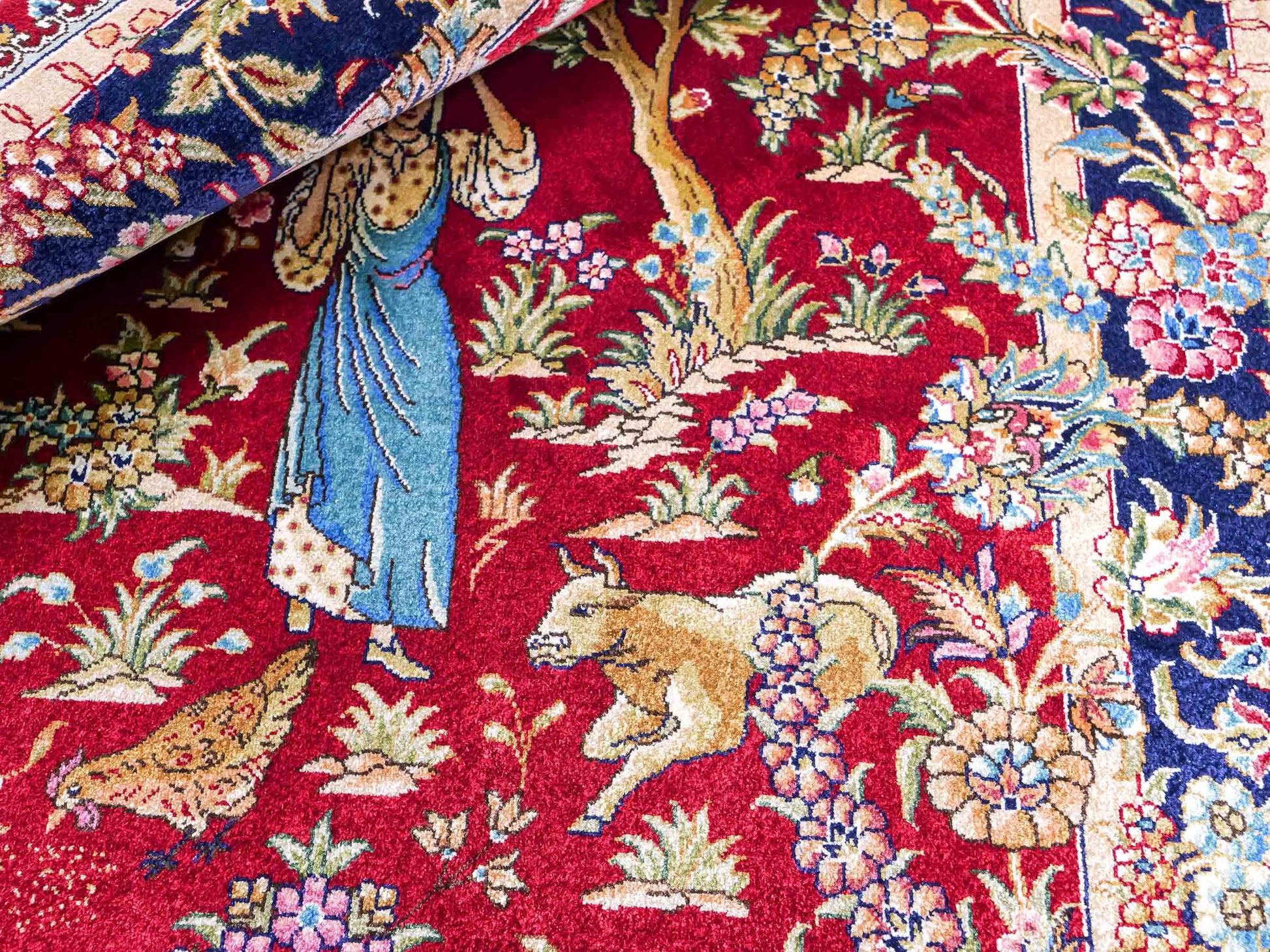 Sehr feiner, handgeknüpfter Khademi Orientteppich mit Hereke Design aus reiner Seide, rot, blau. Vertrieb durch Jupiter Intl.