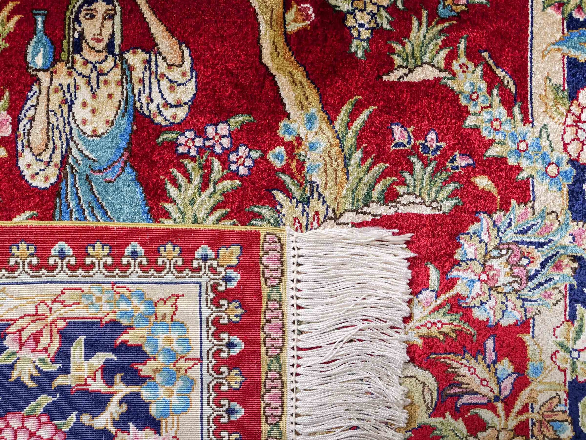 Sehr feiner, handgeknüpfter Khademi Orientteppich mit Hereke Design aus reiner Seide, rot, blau. Vertrieb durch Jupiter Intl.