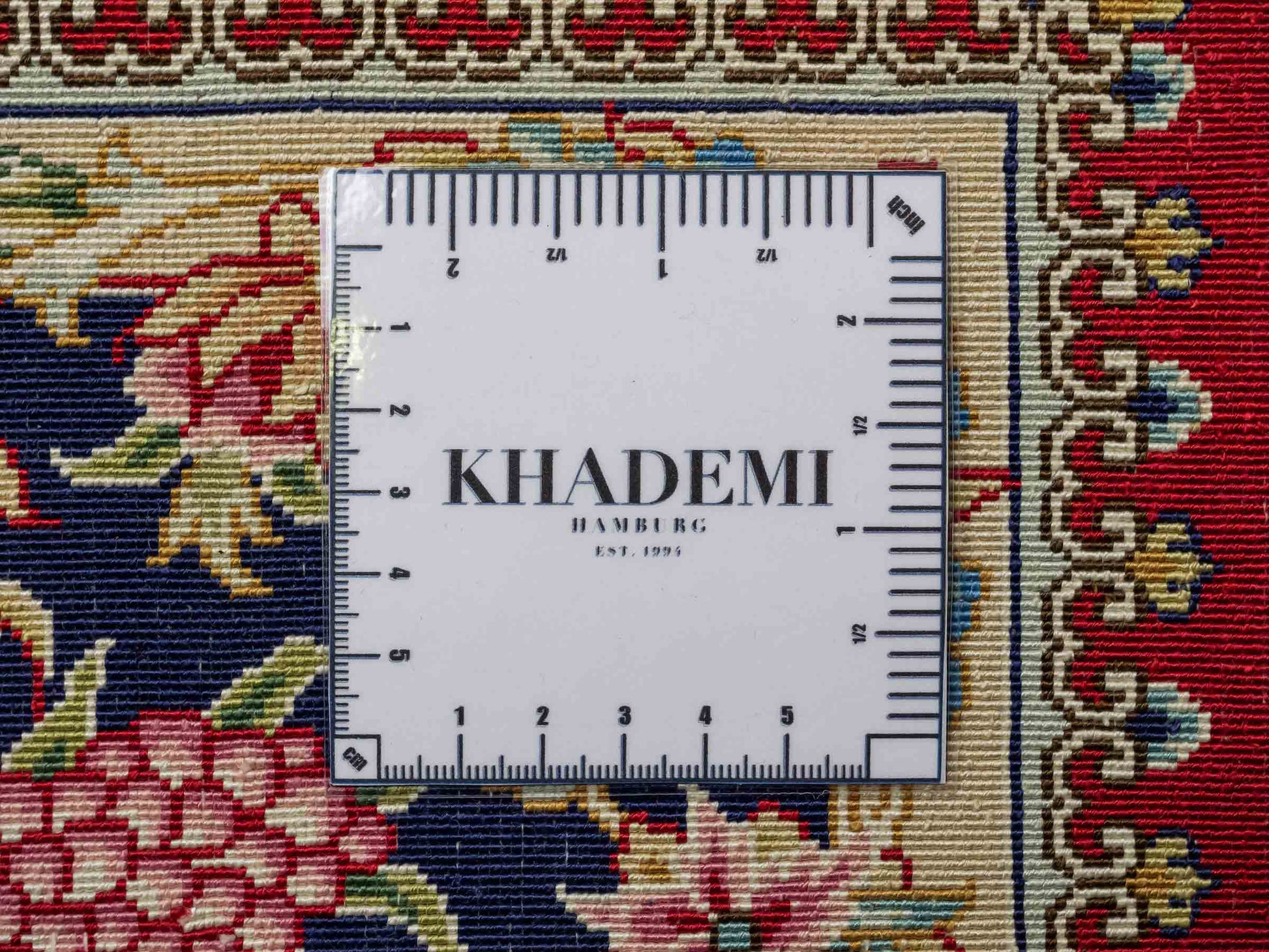 Sehr feiner, handgeknüpfter Khademi Orientteppich mit Hereke Design aus reiner Seide, rot, blau. Vertrieb durch Jupiter Intl.