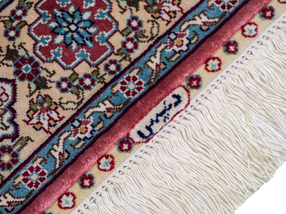 Sehr feiner, handgeknüpfter Khademi Orientteppich mit Hereke Design aus reiner Seide, rot, creme. 121x78 cm. Vertrieb durch Jupiter Intl.