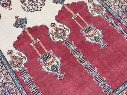 Sehr feiner, handgeknüpfter Khademi Orientteppich mit Hereke Design aus reiner Seide, rot, creme. 121x78 cm. Vertrieb durch Jupiter Intl.