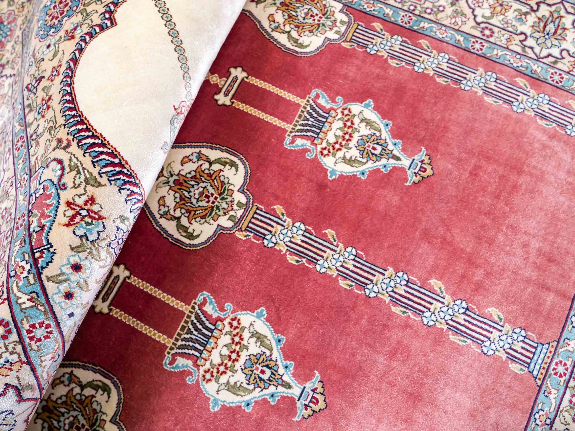 Sehr feiner, handgeknüpfter Khademi Orientteppich mit Hereke Design aus reiner Seide, rot, creme. 121x78 cm. Vertrieb durch Jupiter Intl.