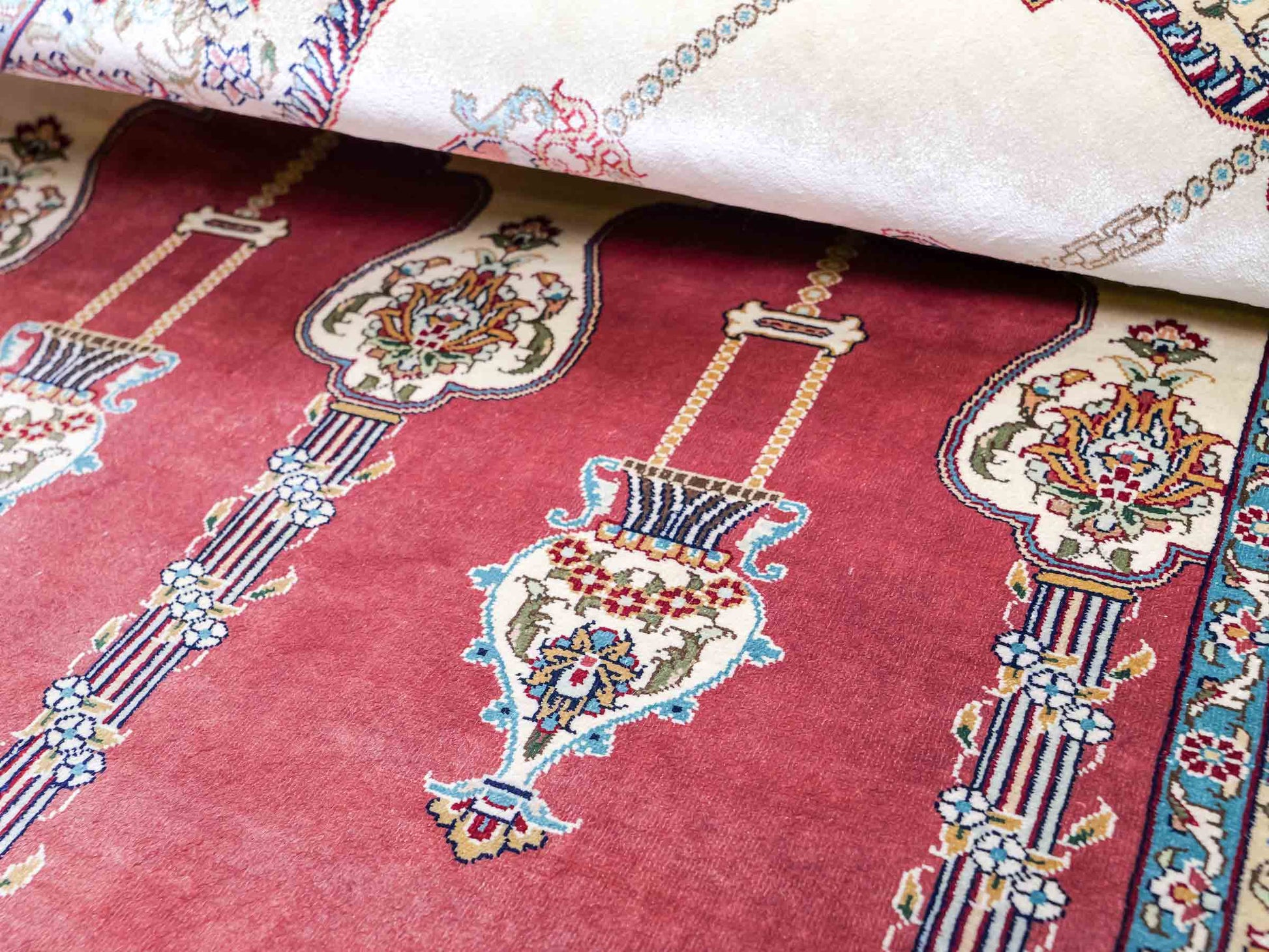 Sehr feiner, handgeknüpfter Khademi Orientteppich mit Hereke Design aus reiner Seide, rot, creme. 121x78 cm. Vertrieb durch Jupiter Intl.