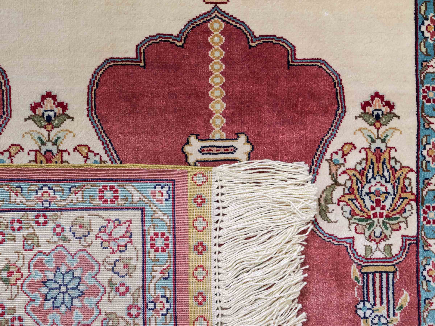 Sehr feiner, handgeknüpfter Khademi Orientteppich mit Hereke Design aus reiner Seide, rot, creme. 121x78 cm. Vertrieb durch Jupiter Intl.