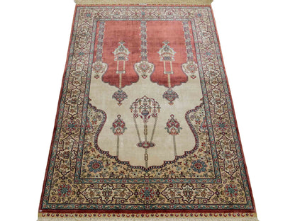 Sehr feiner, handgeknüpfter Khademi Orientteppich mit Hereke Design aus reiner Seide, rot, creme. 121x78 cm. Vertrieb durch Jupiter Intl.