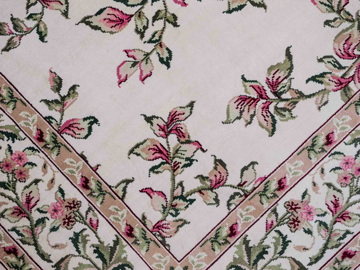 Sehr feiner, handgeknüpfter Khademi Orientteppich mit Hereke Design aus reiner Seide, weiß, creme. 122x78 cm. Vertrieb durch Jupiter Intl.