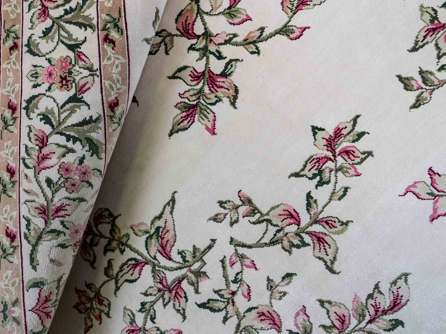Sehr feiner, handgeknüpfter Khademi Orientteppich mit Hereke Design aus reiner Seide, weiß, creme. 122x78 cm. Vertrieb durch Jupiter Intl.